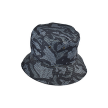 Charger l&#39;image dans la galerie, Reversible Bucket Hat - Black &amp; Camo
